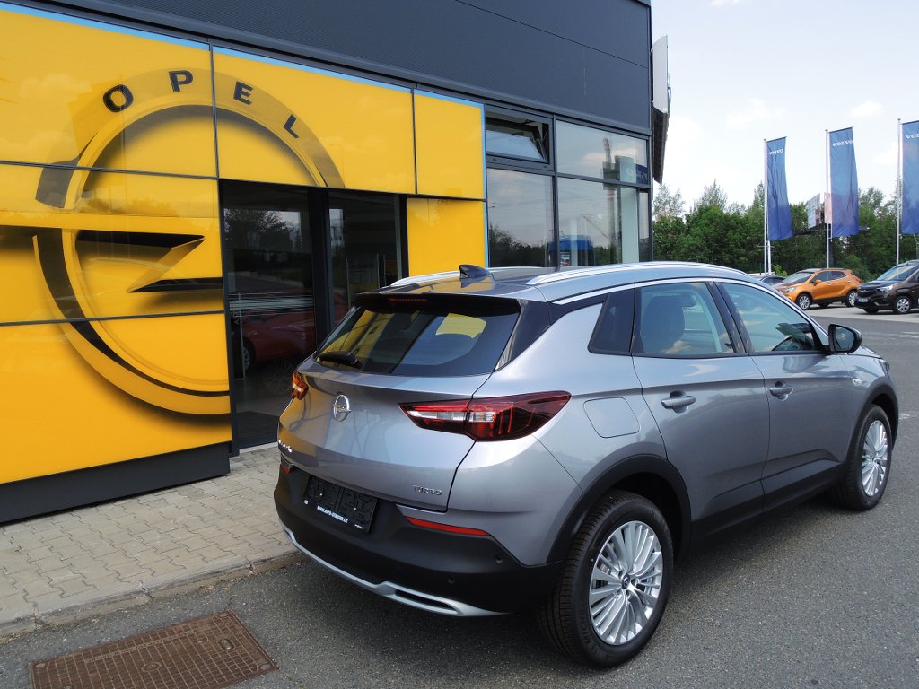 Opel Grandland X Innovation 1.6T 133kW/180k AT8 Opel Grandland X