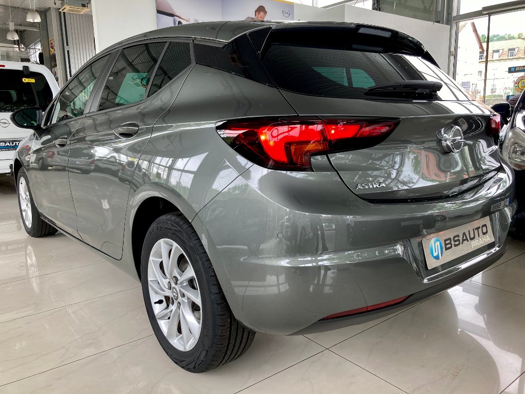 Opel Astra Elegance 1,2 Turbo 130koní Opel Astra