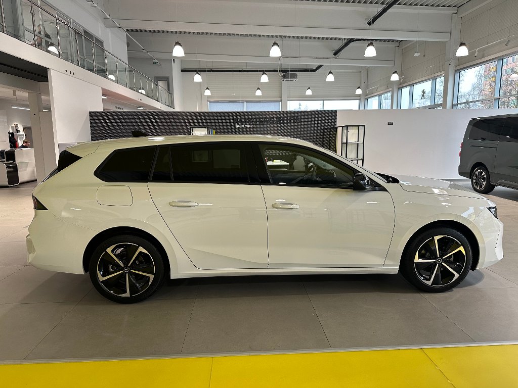 Opel Astra SPORTS TOURER Edition 1,2 110k Opel Astra