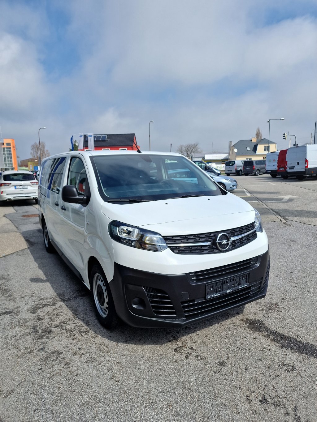 Opel Vivaro Crew Van L2H1 2.0L (106kW) MT6 Opel Vivaro